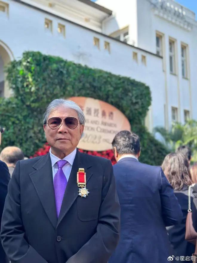 霍家父子4人同框！霍震霆授勋，霍启刚搂妻甜蜜宠溺