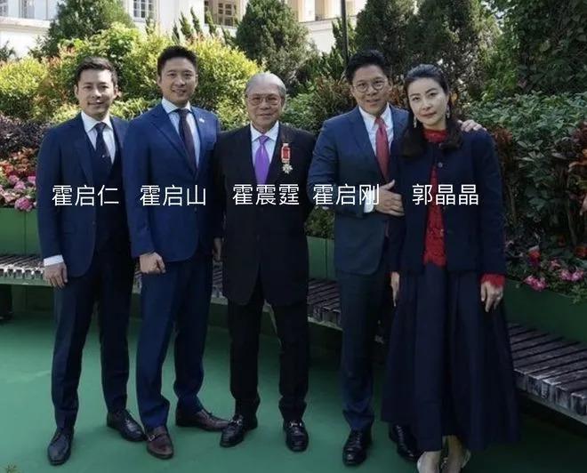 霍家父子4人同框！霍震霆授勋，霍启刚搂妻甜蜜宠溺