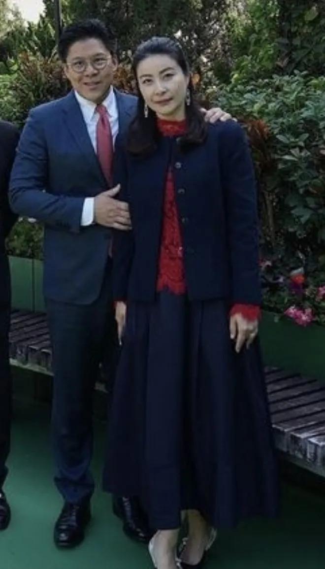 霍家父子4人同框！霍震霆授勋，霍启刚搂妻甜蜜宠溺