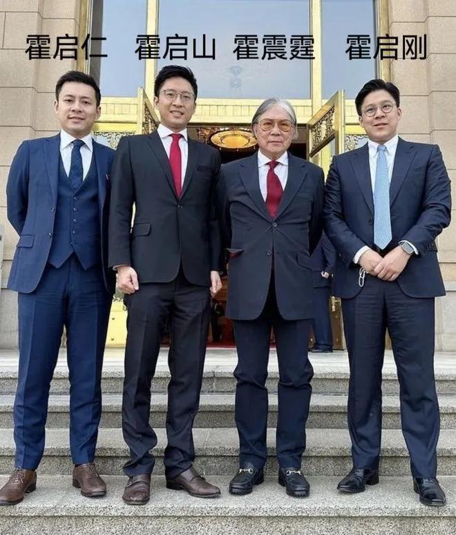 霍家父子4人同框！霍震霆授勋，霍启刚搂妻甜蜜宠溺