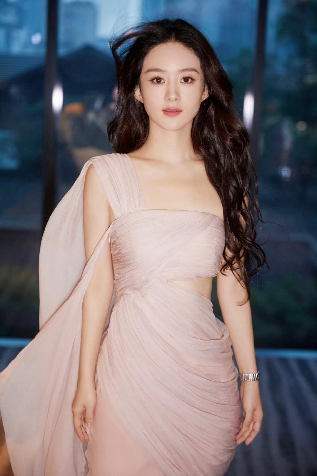 赵丽颖微醺妆造型 化身可爱小白兔