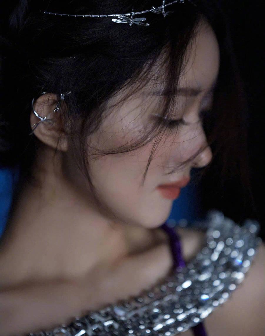 赵丽颖微醺妆造型 化身可爱小白兔