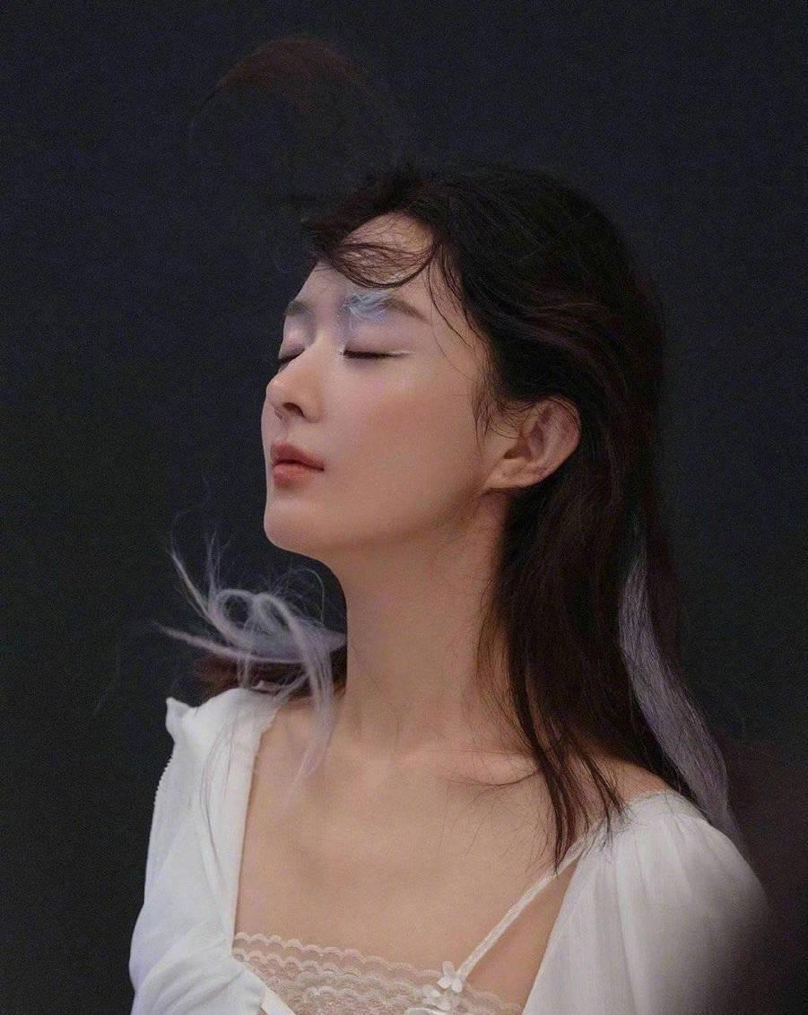 赵丽颖微醺妆造型 化身可爱小白兔