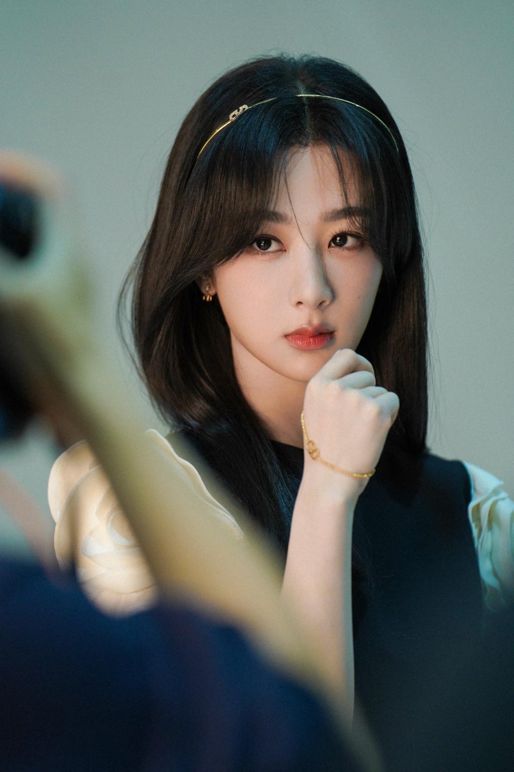 杨紫全新造型曝光 穿白玫瑰小黑裙好美