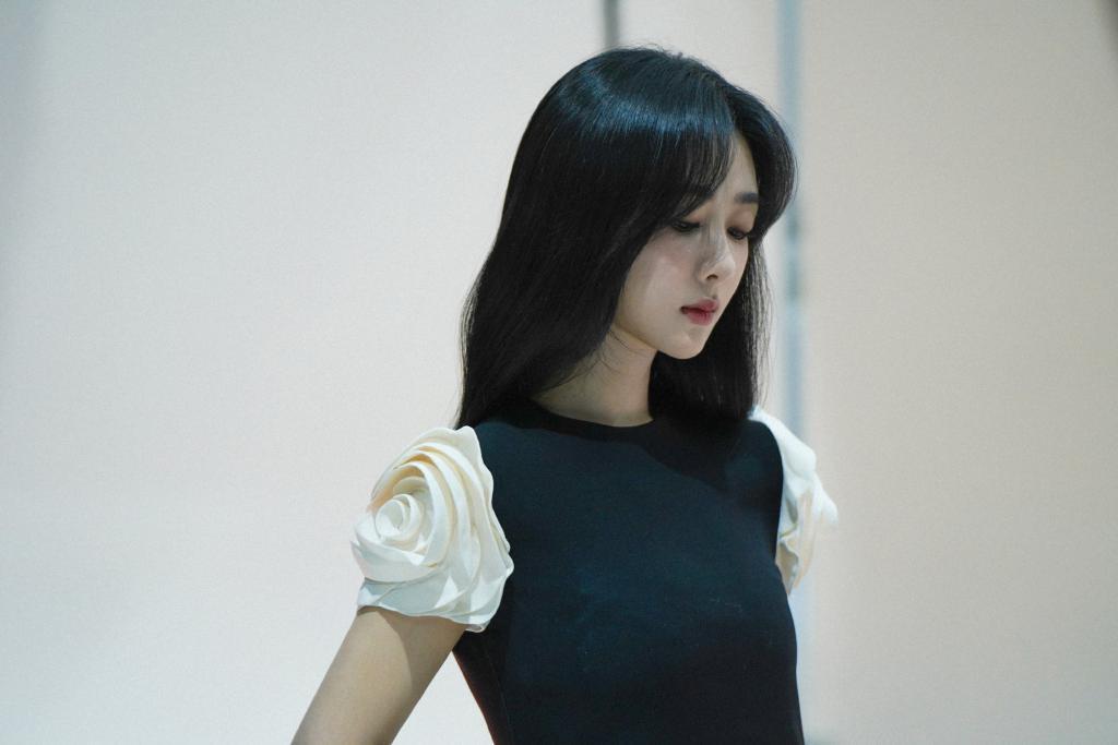 杨紫全新造型曝光 穿白玫瑰小黑裙好美