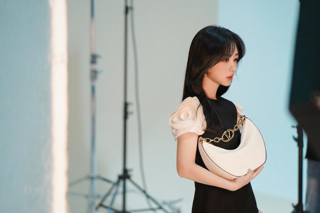 杨紫全新造型曝光 穿白玫瑰小黑裙好美