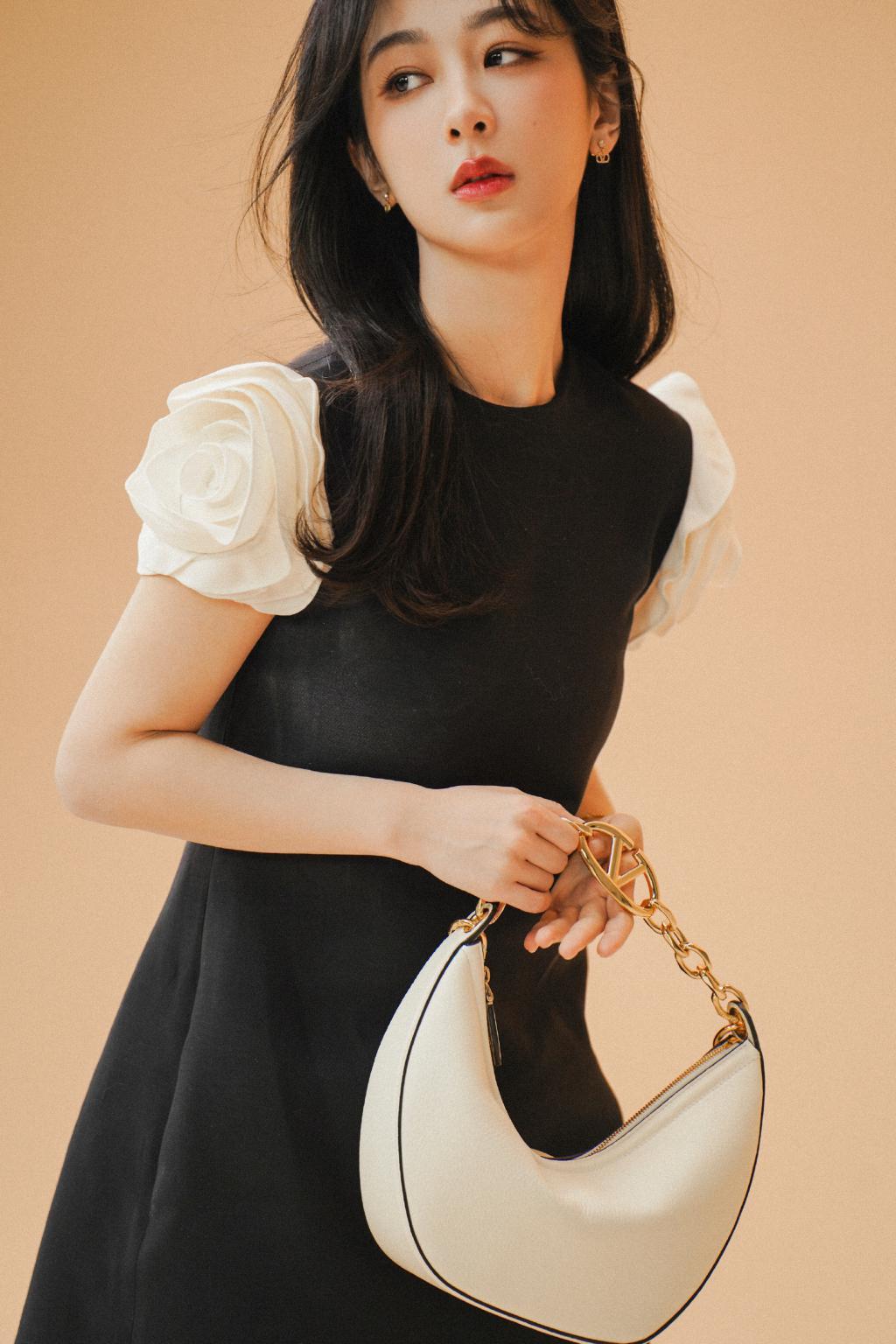 杨紫全新造型曝光 穿白玫瑰小黑裙好美