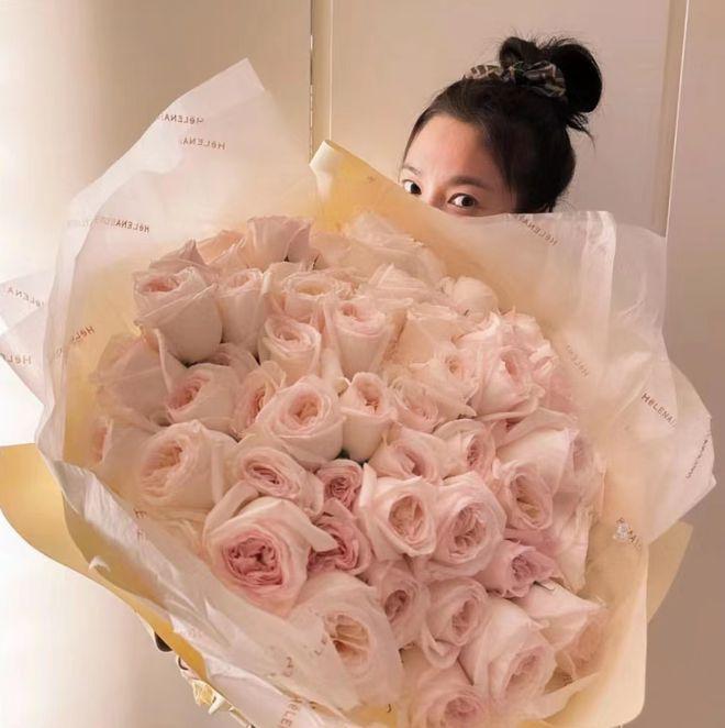 宋慧乔晒照：碎花连衣裙卷发好美，手抱大气球笑得好开心