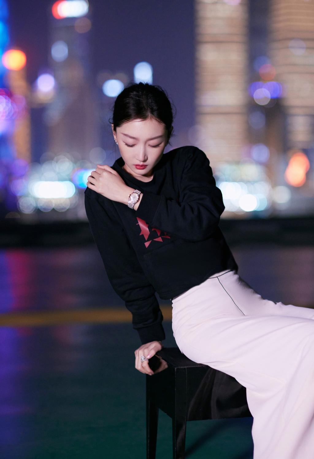 周冬雨外滩写真释出 穿一袭白裙优雅十足