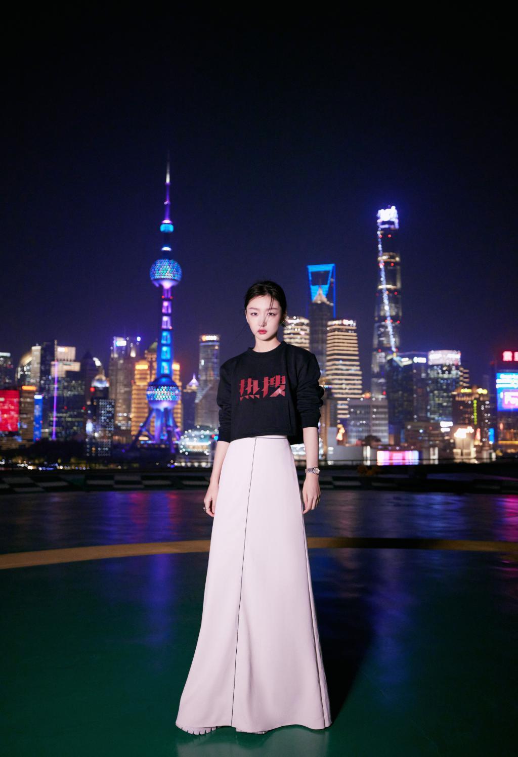 周冬雨外滩写真释出 穿一袭白裙优雅十足