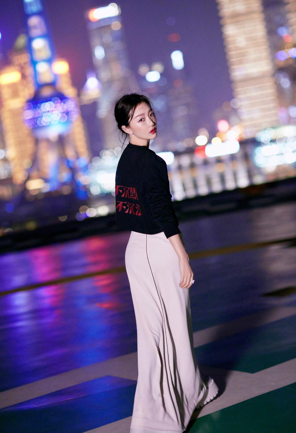 周冬雨外滩写真释出 穿一袭白裙优雅十足