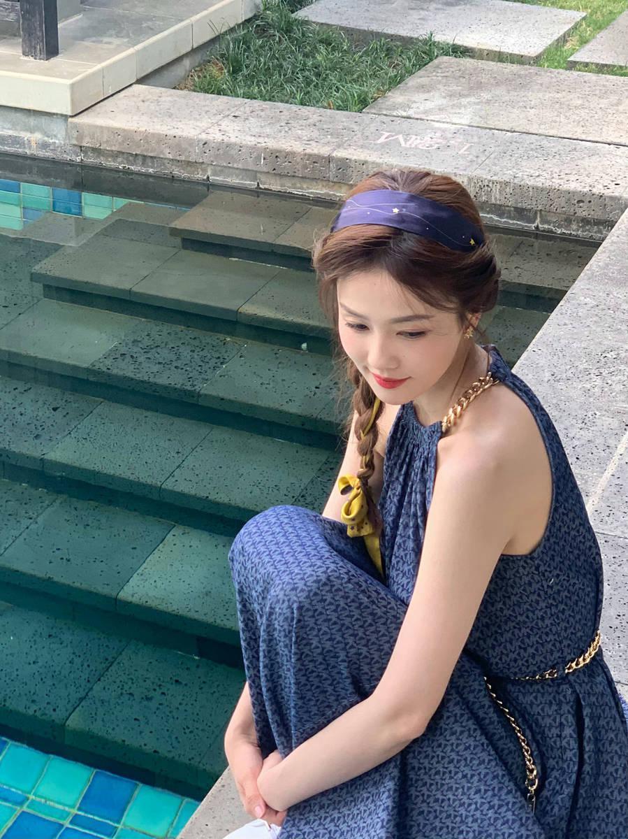 白鹿穿挂脖长裙有气质 比剪刀手卖萌