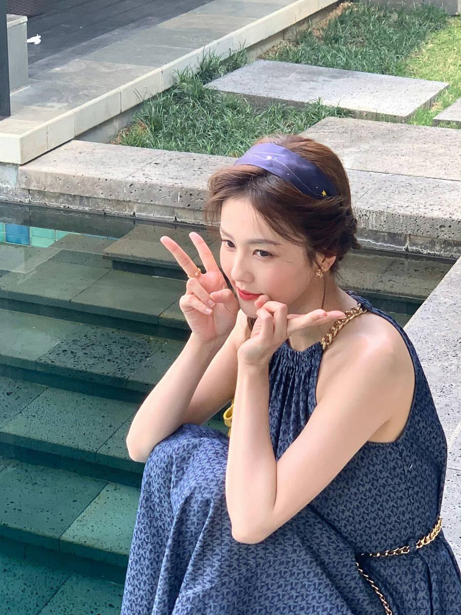 白鹿穿挂脖长裙有气质 比剪刀手卖萌