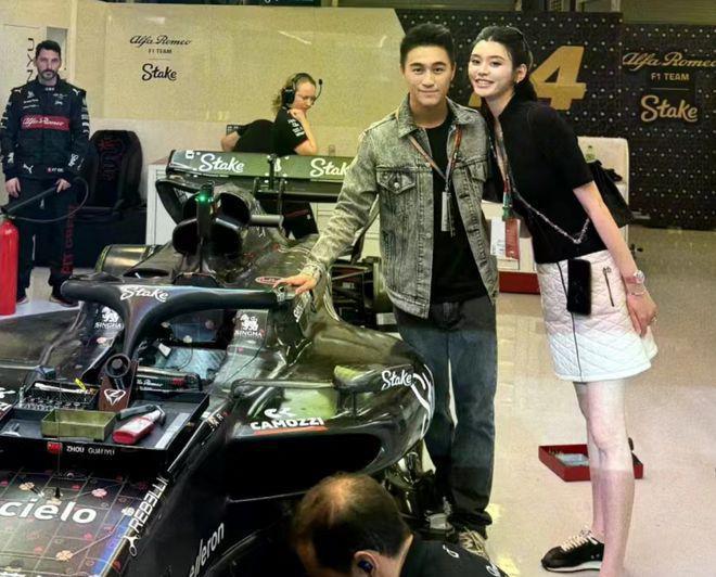 奚梦瑶何猷君亮相赛车场：夫妻甜蜜合照，何超欣同游