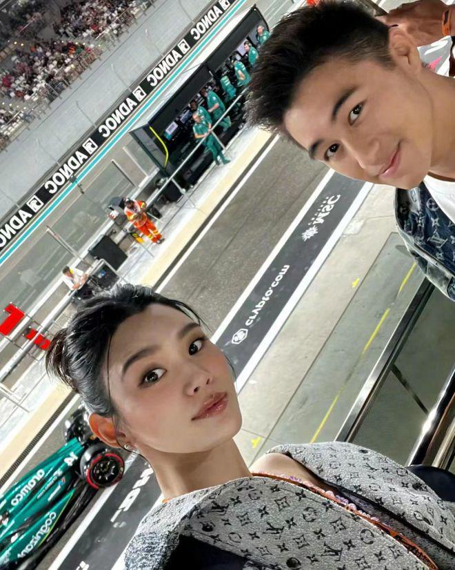 奚梦瑶何猷君亮相赛车场：夫妻甜蜜合照，何超欣同游