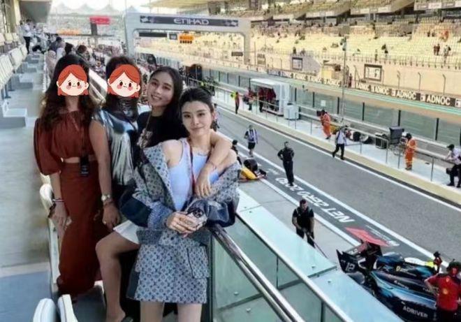 奚梦瑶何猷君亮相赛车场：夫妻甜蜜合照，何超欣同游