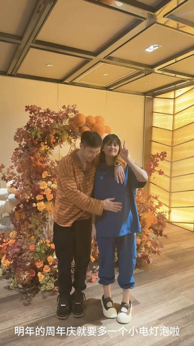 赵本山女儿和老公庆相爱4周年，怀孕近8个月依旧苗条