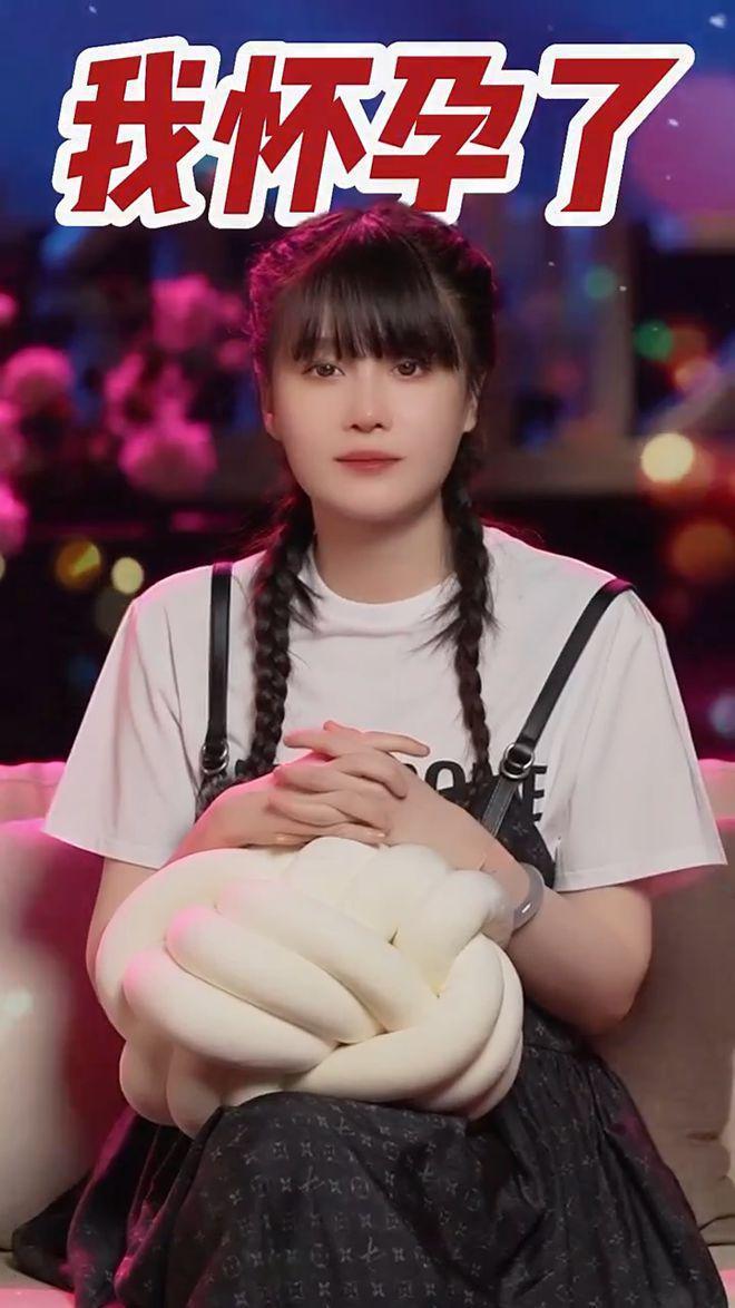 赵本山女儿和老公庆相爱4周年，怀孕近8个月依旧苗条