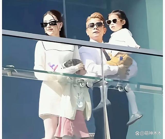 郭富城一家现身赛马场，女儿很黏爸爸，方媛鼻子引热议