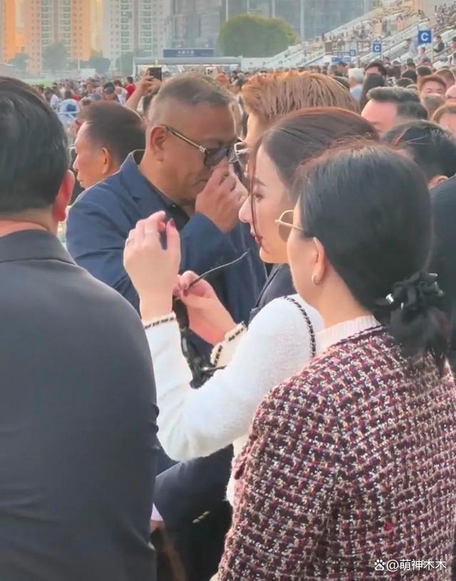 郭富城一家现身赛马场，女儿很黏爸爸，方媛鼻子引热议