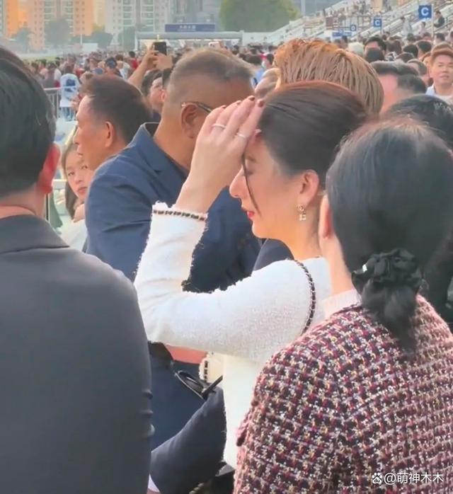 郭富城一家现身赛马场，女儿很黏爸爸，方媛鼻子引热议