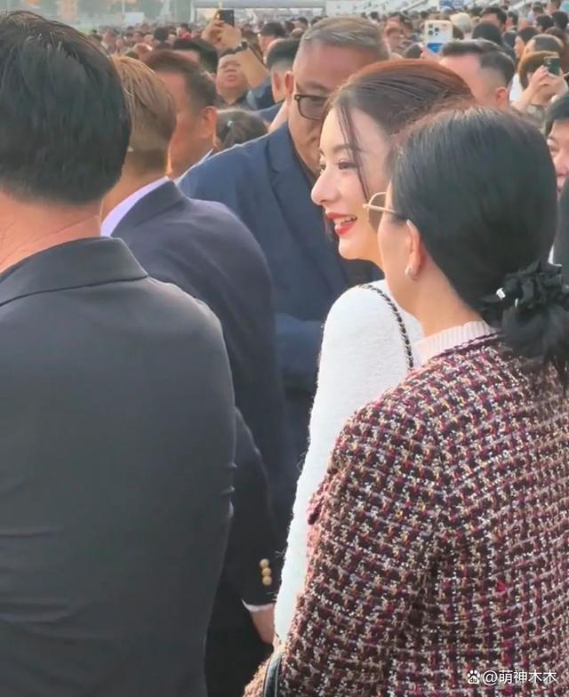 郭富城一家现身赛马场，女儿很黏爸爸，方媛鼻子引热议