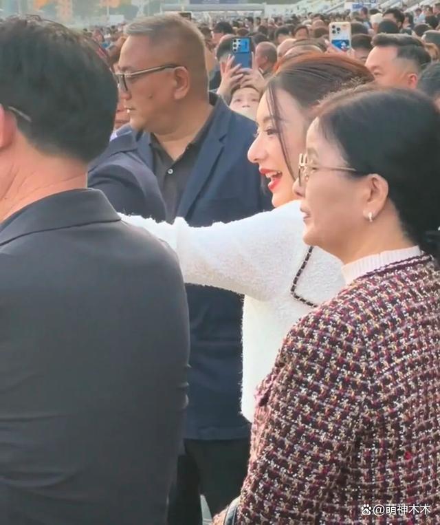 郭富城一家现身赛马场，女儿很黏爸爸，方媛鼻子引热议