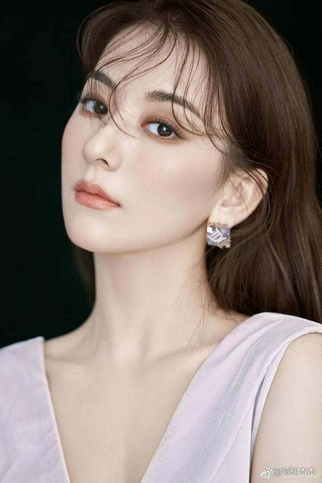 郭富城一家现身赛马场，女儿很黏爸爸，方媛鼻子引热议