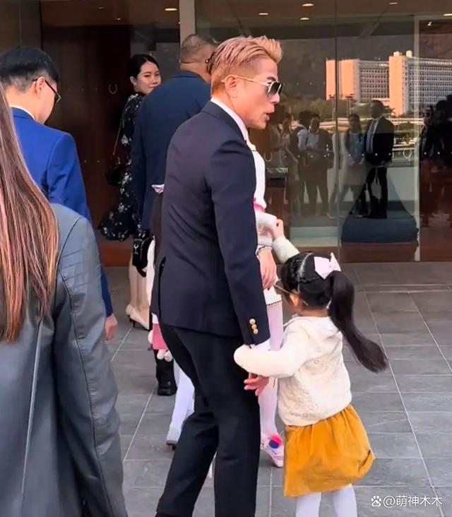 郭富城一家现身赛马场，女儿很黏爸爸，方媛鼻子引热议