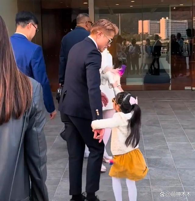 郭富城一家现身赛马场，女儿很黏爸爸，方媛鼻子引热议