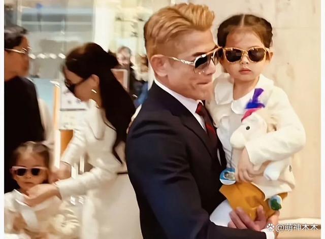 郭富城一家现身赛马场，女儿很黏爸爸，方媛鼻子引热议