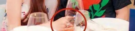 官宣！马上生5胎，富豪老公出事被抓了！