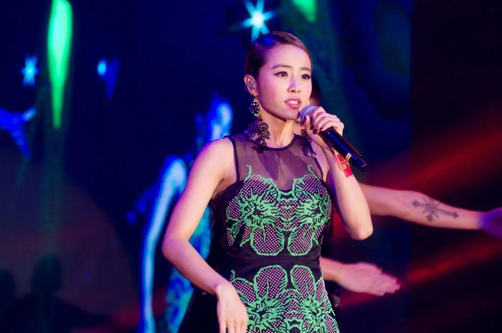“叠码仔”全军覆没，吴佩慈与她的“赌神”男友和强悍婆婆