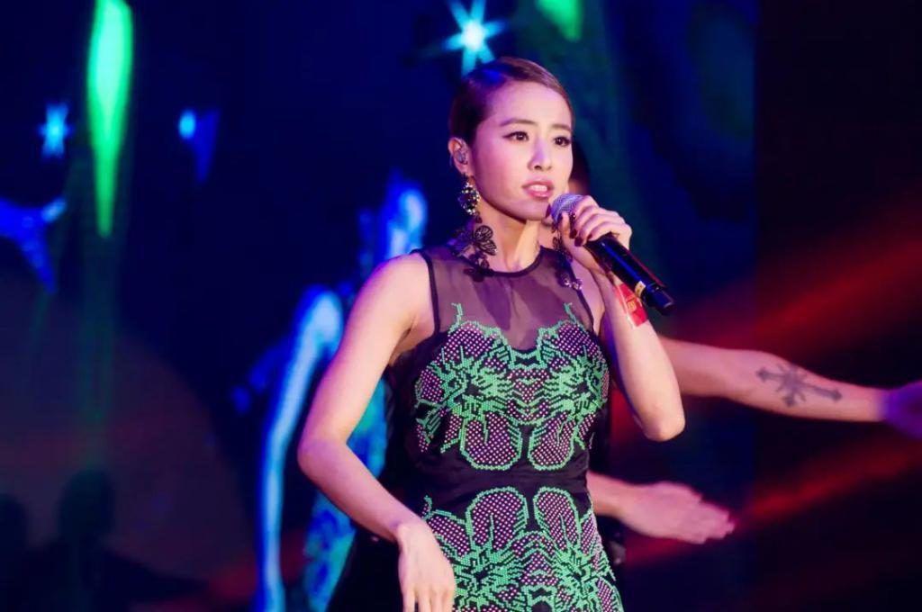 “叠码仔”全军覆没，吴佩慈与“赌神”男友和强悍婆婆