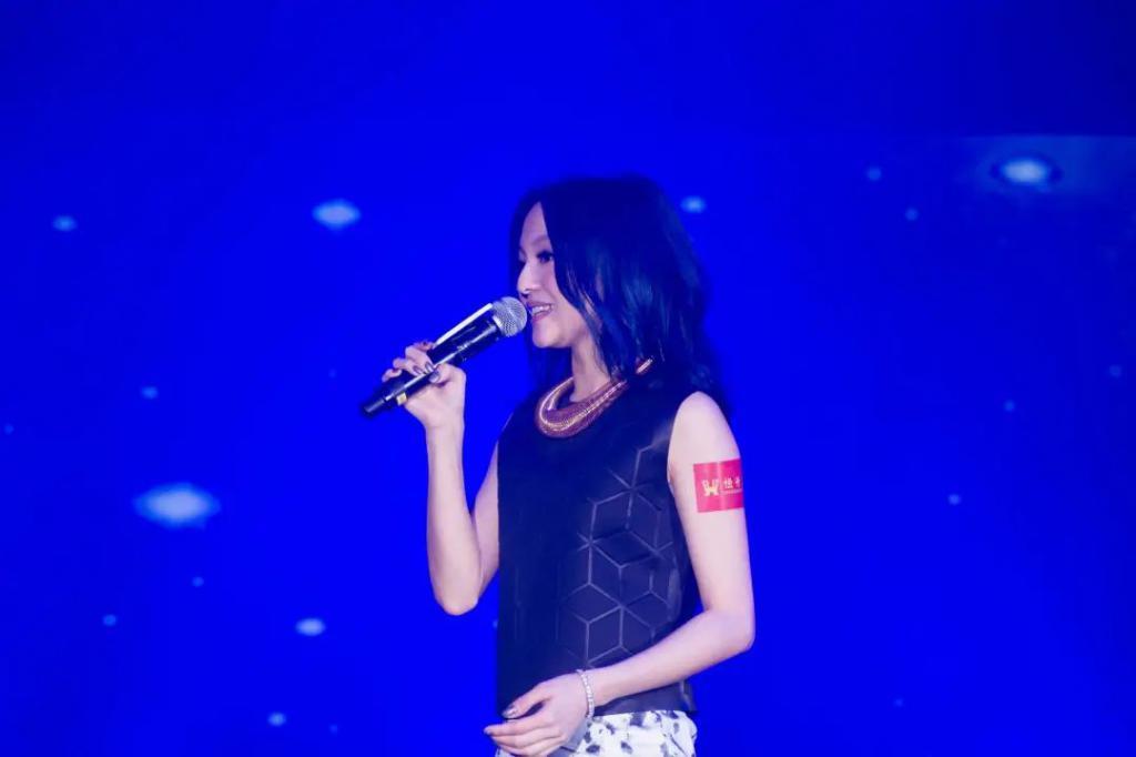 “叠码仔”全军覆没，吴佩慈与“赌神”男友和强悍婆婆