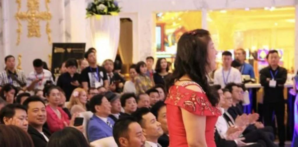 “叠码仔”全军覆没，吴佩慈与“赌神”男友和强悍婆婆