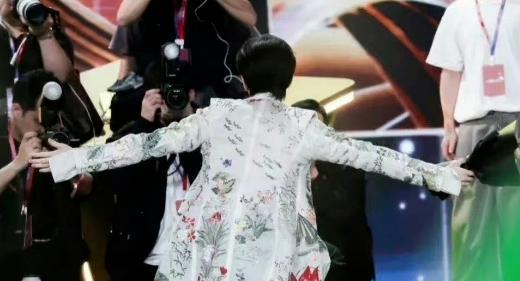 前天晚上，我们忍不住想和爱奇艺打一架