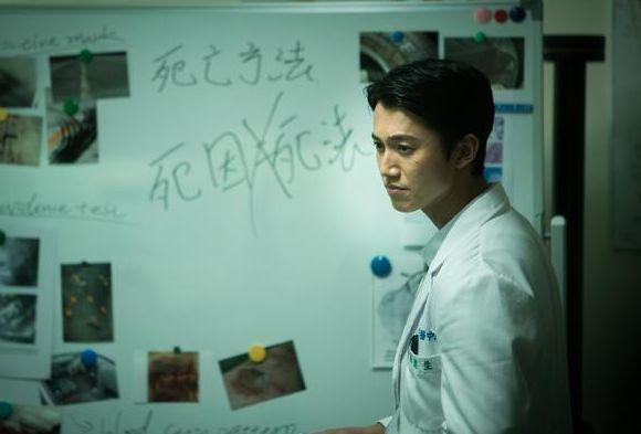 干小工，演烂片，从打工皇帝到影帝：他只做了一件事