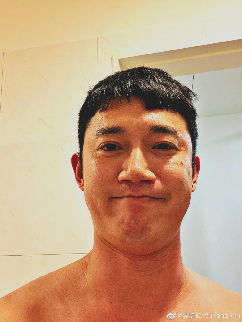 干小工，演烂片，从打工皇帝到影帝：他只做了一件事