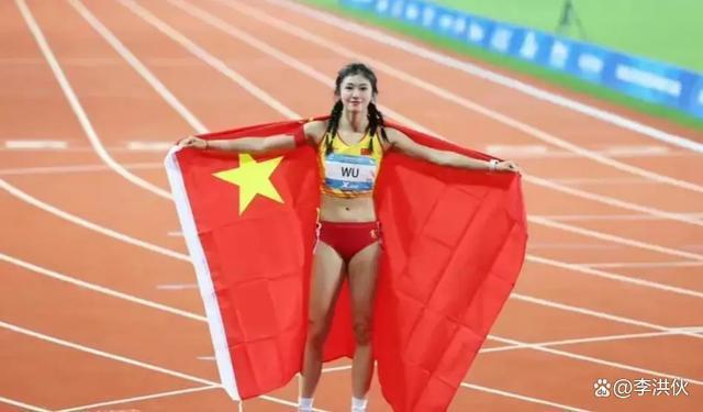 吴艳妮受邀录综艺，赛场受争议，能否在娱乐圈分一杯羹？