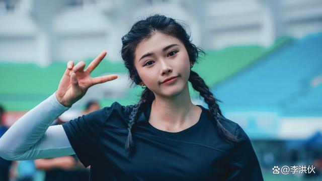 吴艳妮受邀录综艺，赛场受争议，能否在娱乐圈分一杯羹？