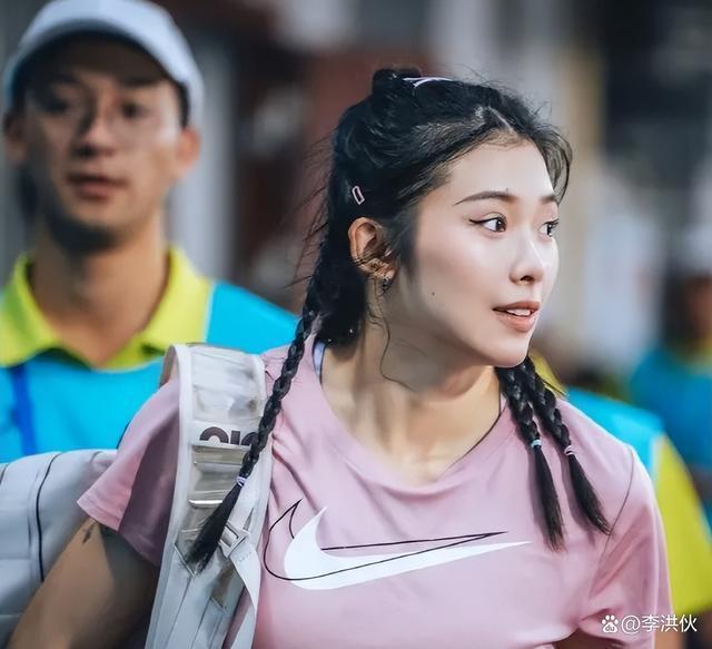 吴艳妮受邀录综艺，赛场受争议，能否在娱乐圈分一杯羹？