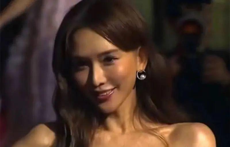 这一夜，林志玲打扮越来越像日本女人，女神形象幻灭