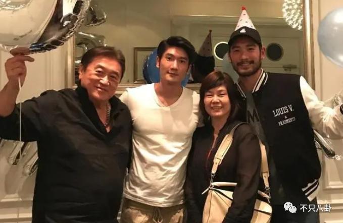 在他去世4年后他父亲也走了！父子俩忌日就差一天