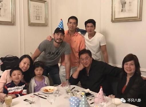 在他去世4年后他父亲也走了！父子俩忌日就差一天