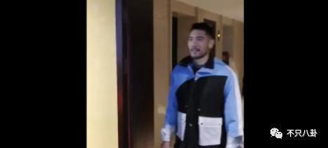在他去世4年后他父亲也走了！父子俩忌日就差一天