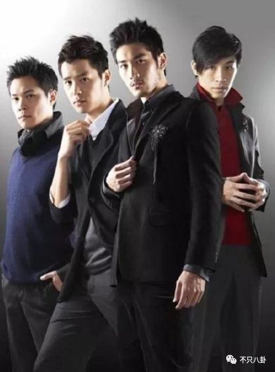 在他去世4年后他父亲也走了！父子俩忌日就差一天