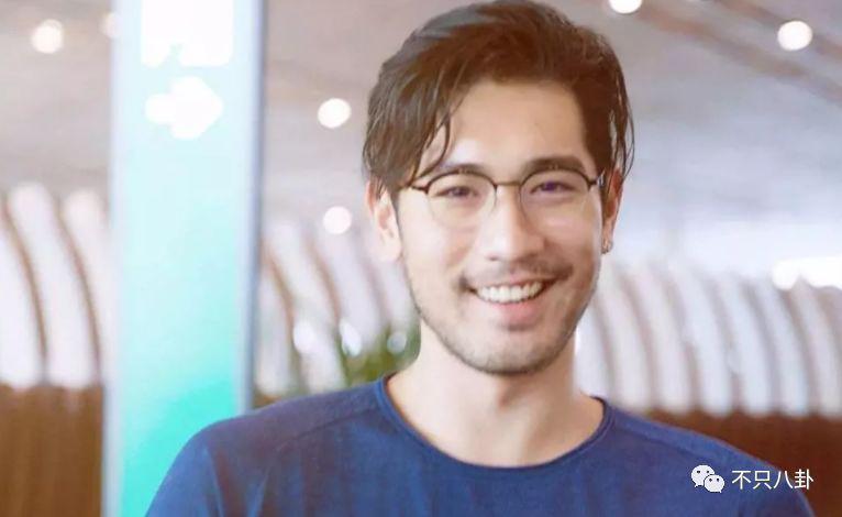 在他去世4年后他父亲也走了！父子俩忌日就差一天