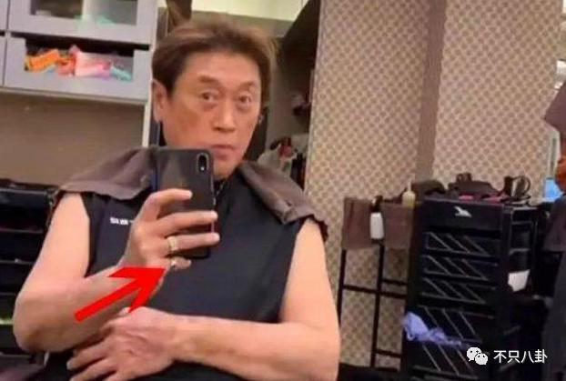 在他去世4年后他父亲也走了！父子俩忌日就差一天