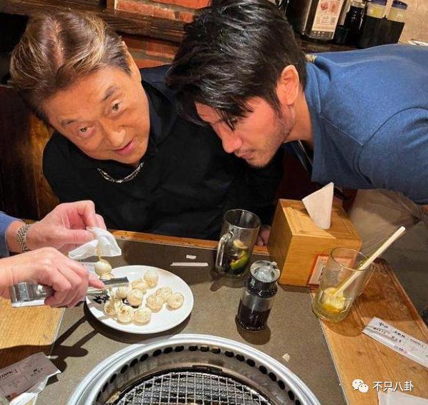 在他去世4年后他父亲也走了！父子俩忌日就差一天